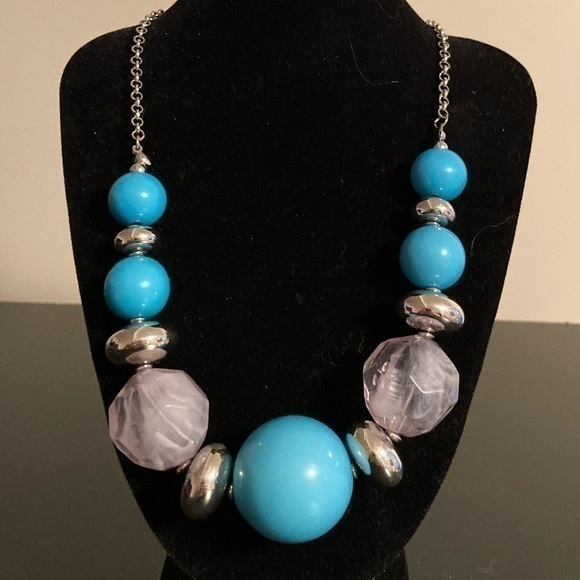 Jewelry - Turquoise colored and clear beaded necklace
